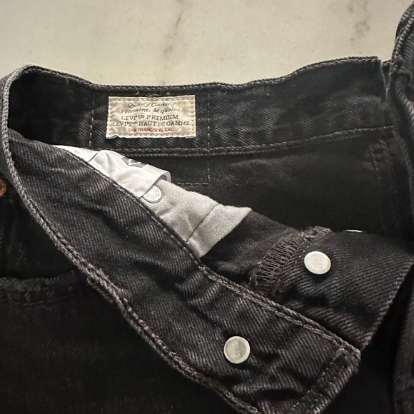 Levi high rise shorts. Black. Size 25. Like new. Don’t fit me right. - Picture 3 of 4